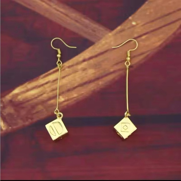 18K Gold Plated Star Wars Smugglers Dice Dangle Drop Earrings - Picture 1 of 2